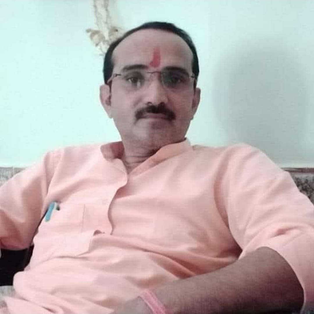 मैगलगंज में रोड पर सवारियों उतारती बस। संवाद