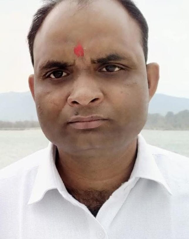 मैगलगंज में रोड पर सवारियों उतारती बस। संवाद