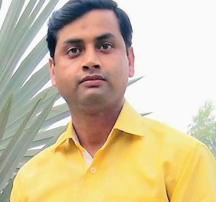 मैगलगंज में रोड पर सवारियों उतारती बस। संवाद