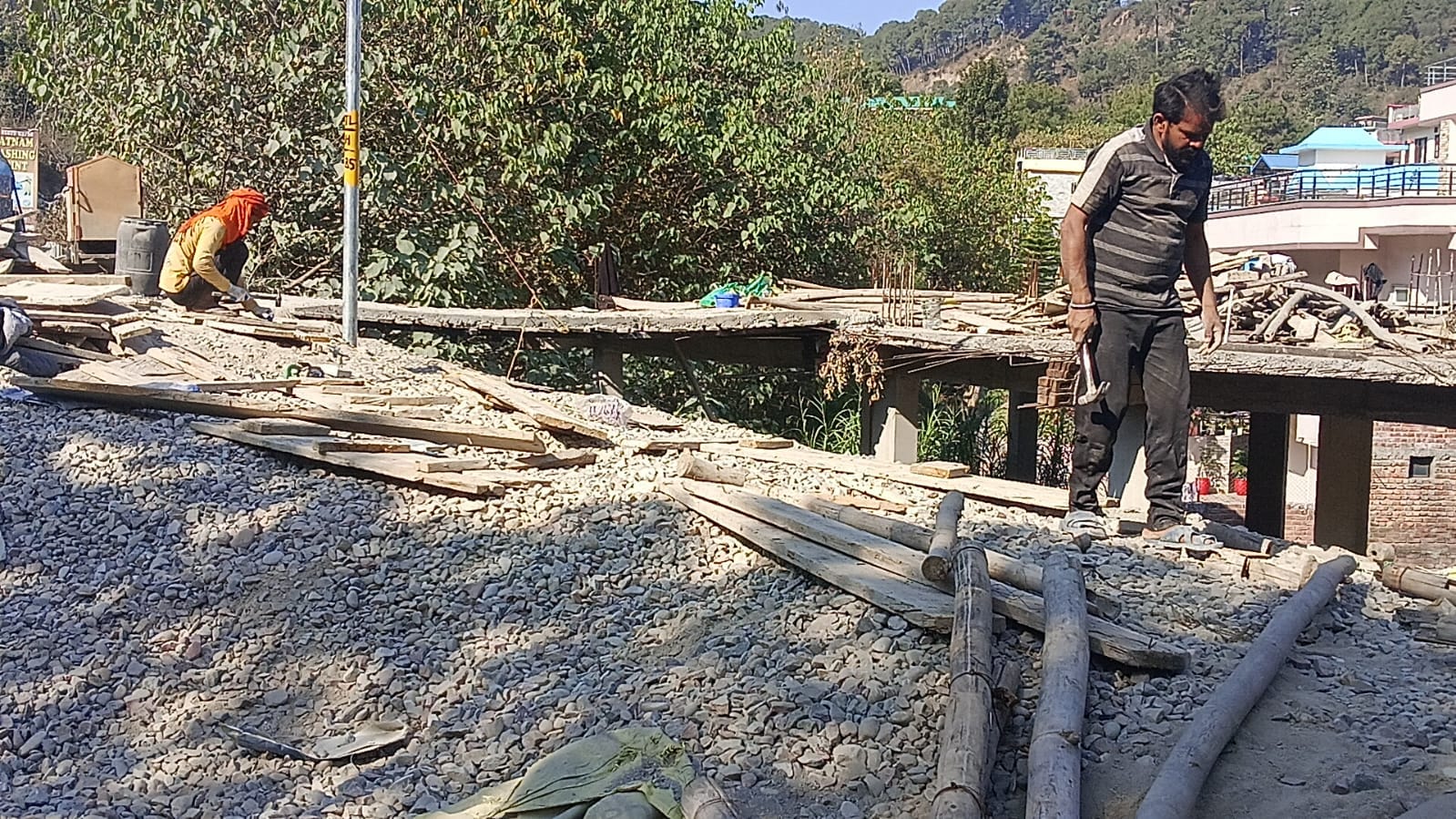नगर निगम हमीरपुर के तहत शिमला मटौर मार्ग पर निर्माण के लिए रखा गया सीमेंट। संवाद