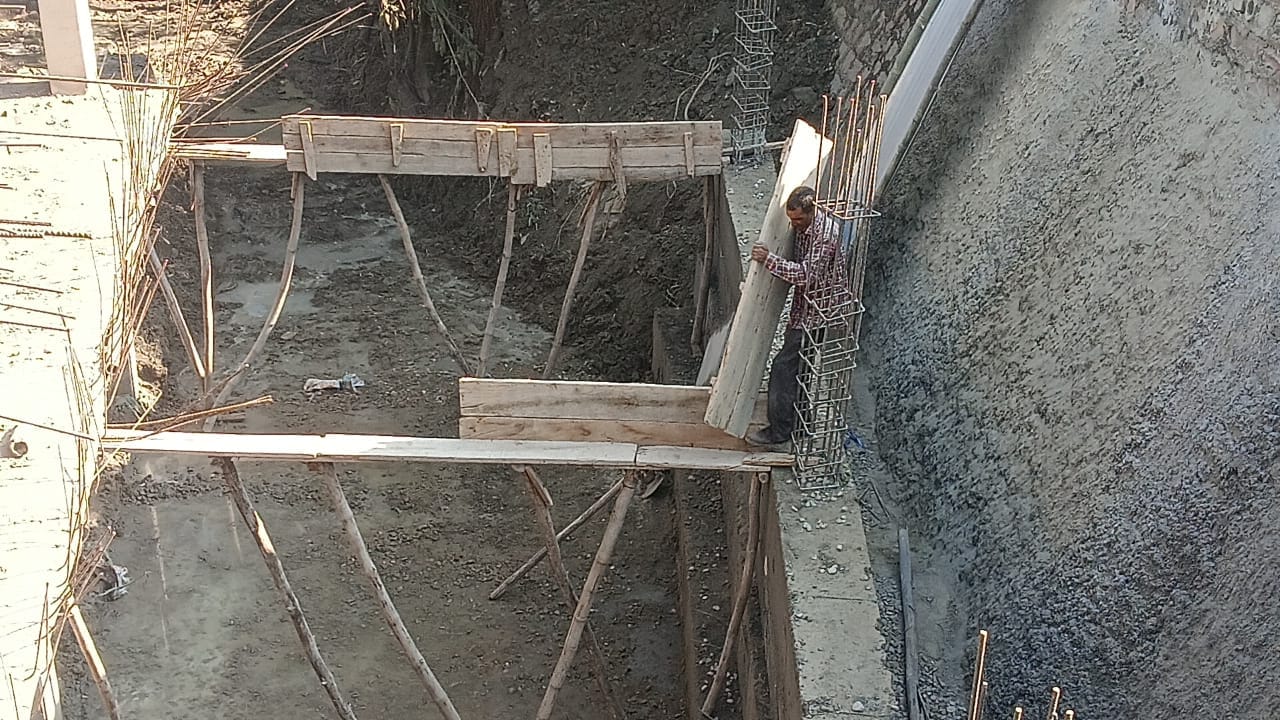 नगर निगम हमीरपुर के तहत शिमला मटौर मार्ग पर निर्माण के लिए रखा गया सीमेंट। संवाद