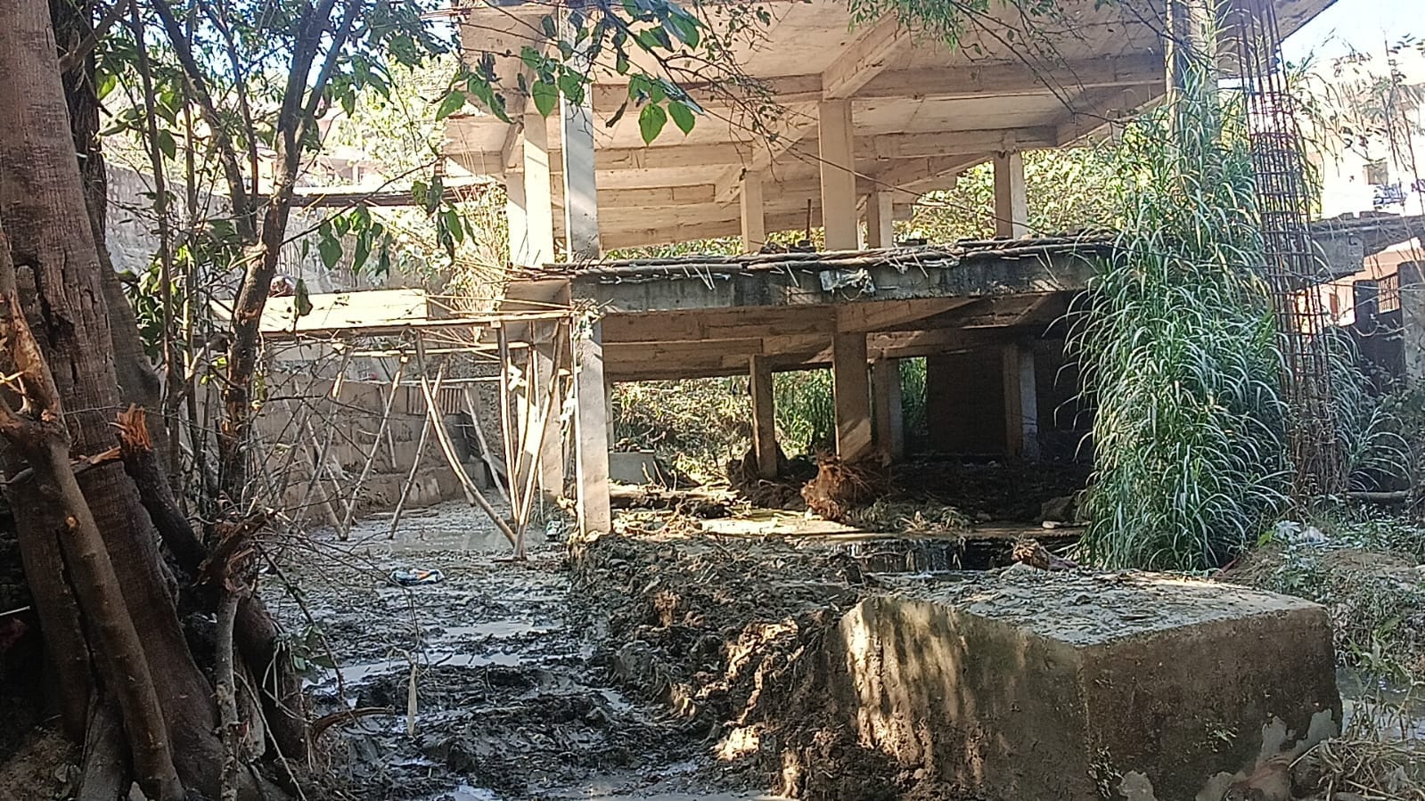 नगर निगम हमीरपुर के तहत शिमला मटौर मार्ग पर निर्माण के लिए रखा गया सीमेंट। संवाद