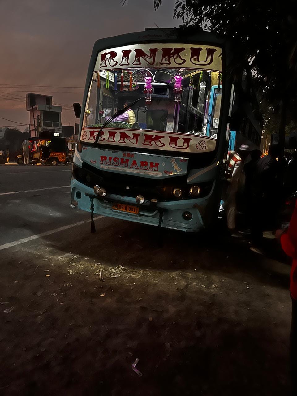 नियम विरूद्ध तरह से स्लीपर बस में बनाई गई गैलरी। संवाद