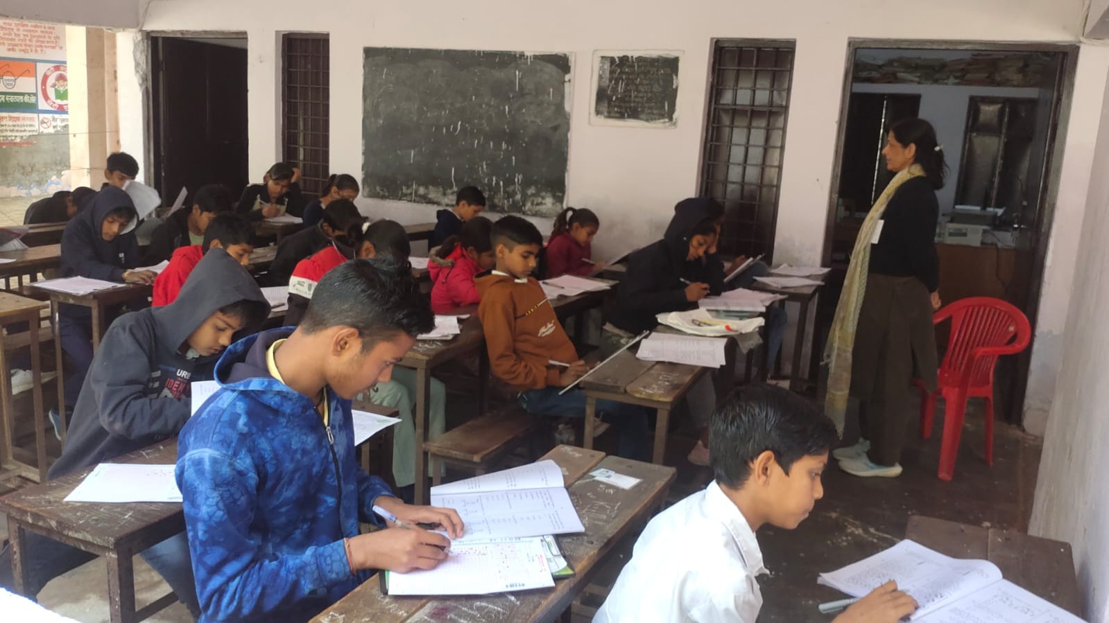 रेलवे रोड स्थित राजकीय बालिका वरिष्ठ माध्यमिक विद्यालय में परीक्षा देते विद्यार्थी। संवाद