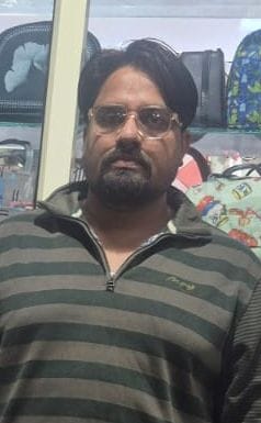शाहजहांपुर में बहादुरगंज में दुकान पर सजे पर्स। संवाद