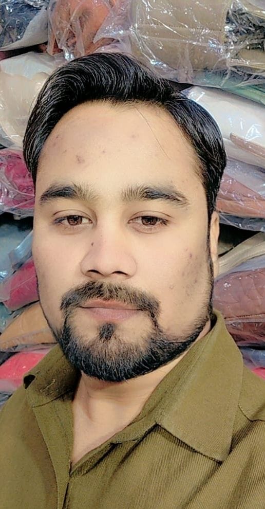 शाहजहांपुर में बहादुरगंज में दुकान पर सजे पर्स। संवाद