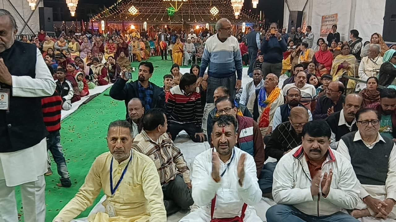 श्रीशत चंडी महायज्ञ और देवी भागवत महापुराण कथा सुनाते कमल नयन महाराज। स्वयं श्रीशत चंडी महायज्ञ और देवी भागवत महापुराण कथा सुनाते कमल नयन महाराज। स्वयं