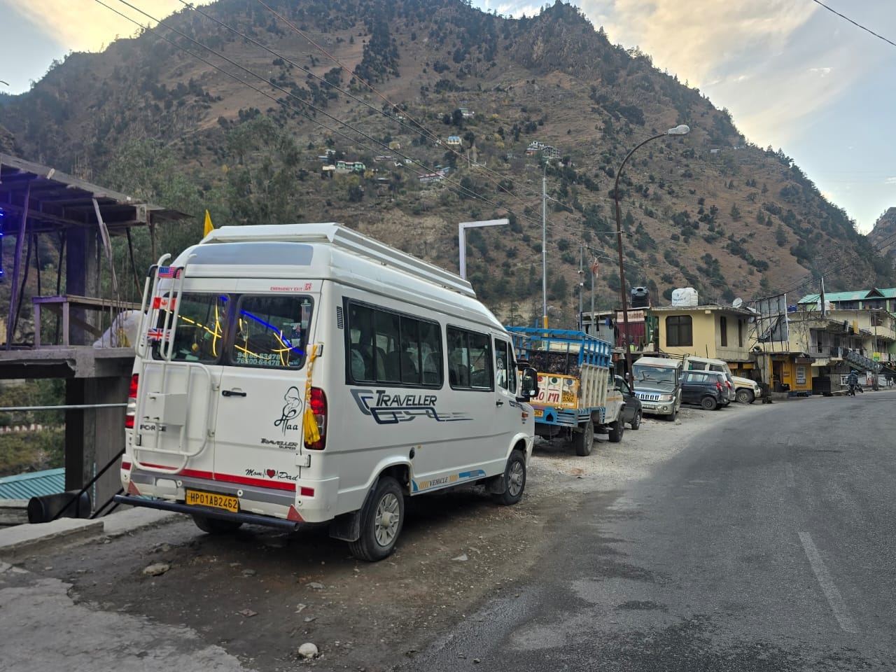 टापरी में पार्किंग के अभाव में एनएच 5 पार्क हो रहे वाहन। संवाद