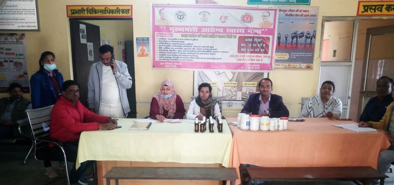 दबतोरी के नवीन प्राथमिक स्वास्थ्य केंद्र पर मरीज को देखते आयुष चिकित्सक डॉ. जहीर अहमद। संवाद दबतोरी के नवीन प्राथमिक स्वास्थ्य केंद्र पर मरीज को देखते आयुष चिकित्सक डॉ. जहीर अहमद। संवाद
