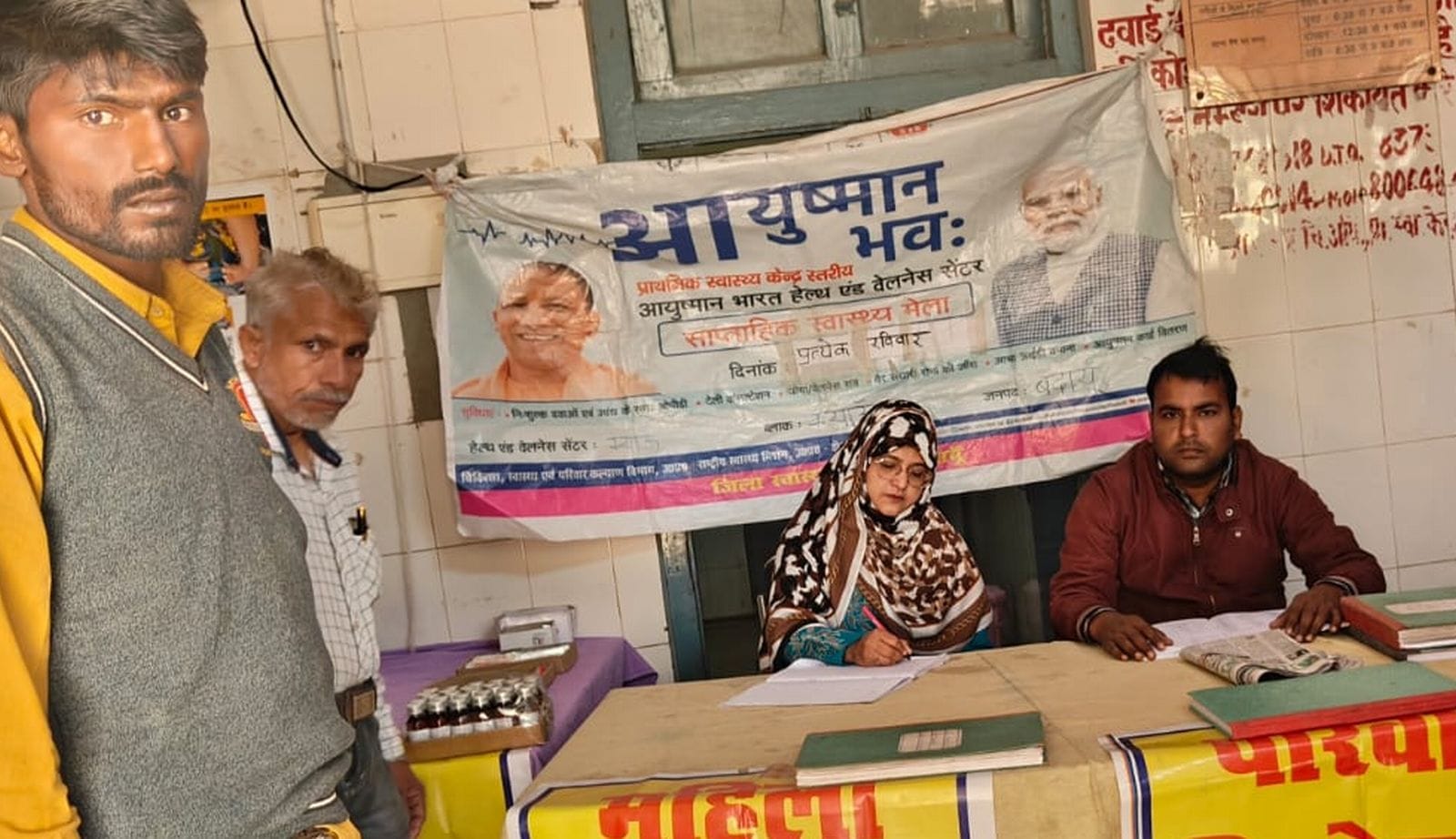 दबतोरी के नवीन प्राथमिक स्वास्थ्य केंद्र पर मरीज को देखते आयुष चिकित्सक डॉ. जहीर अहमद। संवाद दबतोरी के नवीन प्राथमिक स्वास्थ्य केंद्र पर मरीज को देखते आयुष चिकित्सक डॉ. जहीर अहमद। संवाद
