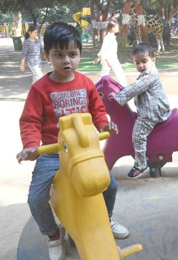 धूप खिली तो बच्चों-बड़ों ने की मस्ती।