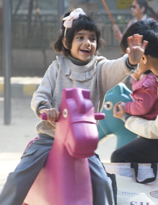 धूप खिली तो बच्चों-बड़ों ने की मस्ती।