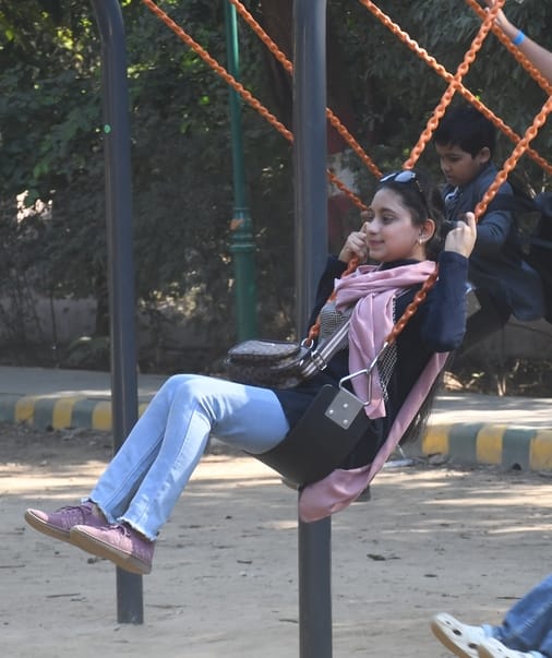 धूप खिली तो बच्चों-बड़ों ने की मस्ती।