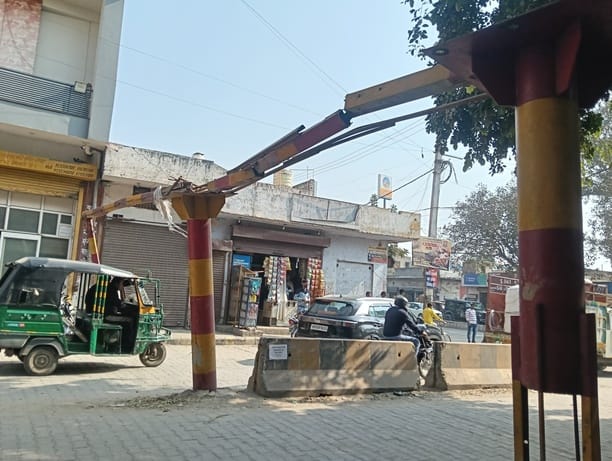 वन विभाग कार्यालय जाने वाली सडक पर हाइट गेज में फंसा डंपर। संवाद वन विभाग कार्यालय जाने वाली सडक पर हाइट गेज में फंसा डंपर। संवाद