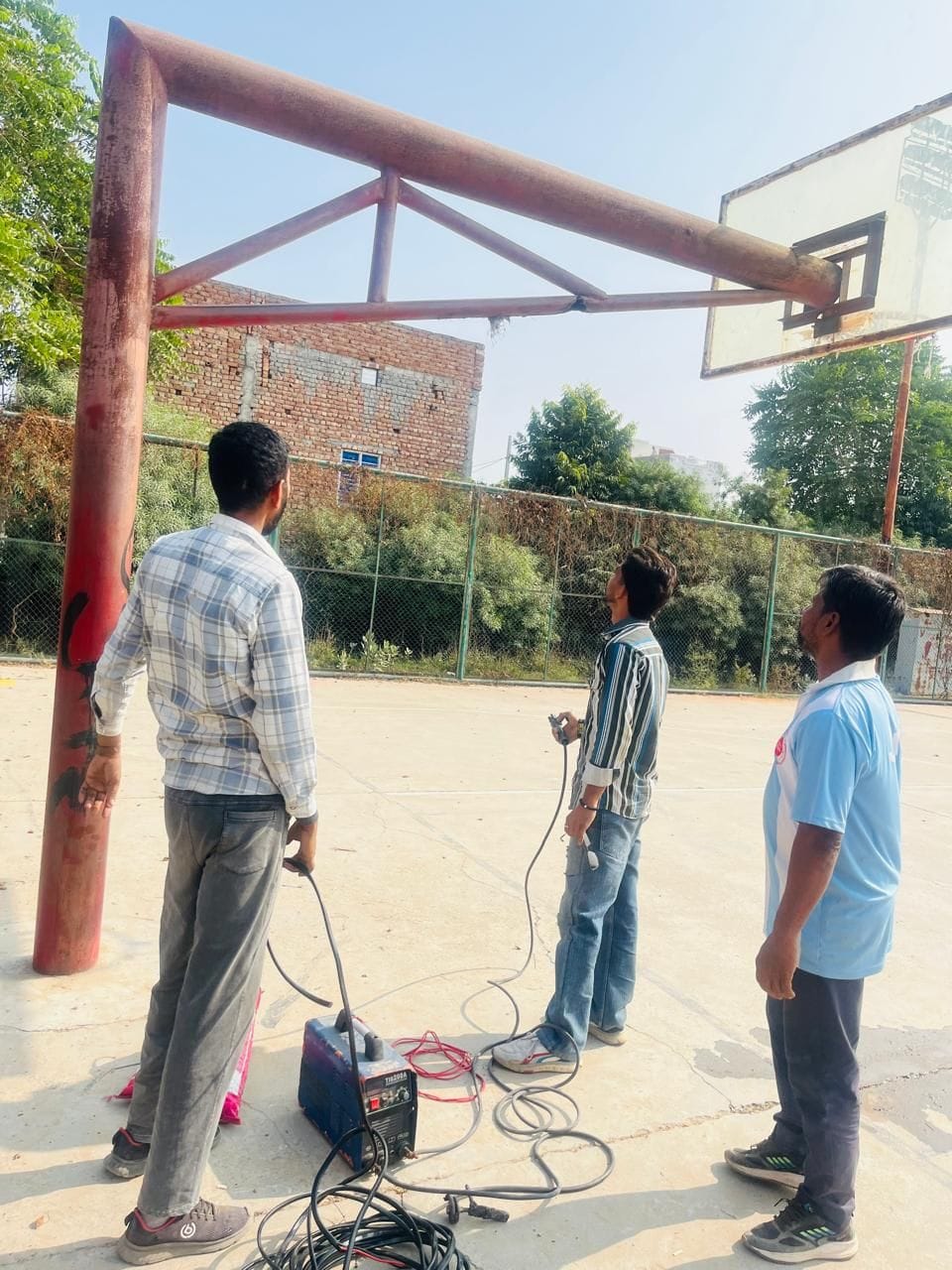 30जेएनडी07 : एकलव्य स्टेडियम में टूटा हुआ बॉस्केटबॉल पोल। संवाद 30जेएनडी07 : एकलव्य स्टेडियम में टूटा हुआ बॉस्केटबॉल पोल। संवाद