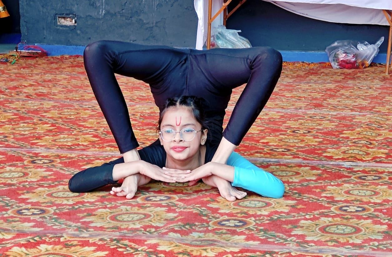 30जेएनडी29: कृषि विभाग द्वारा लगाए गए स्टॉल पर पराली से बनी वस्तुओं की जानकारी देते हुए। संवाद