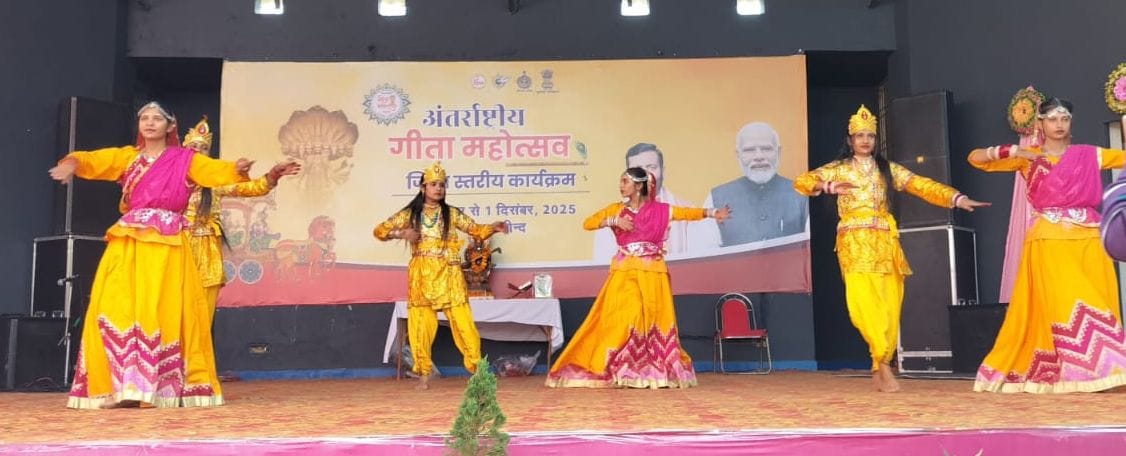 30जेएनडी29: कृषि विभाग द्वारा लगाए गए स्टॉल पर पराली से बनी वस्तुओं की जानकारी देते हुए। संवाद