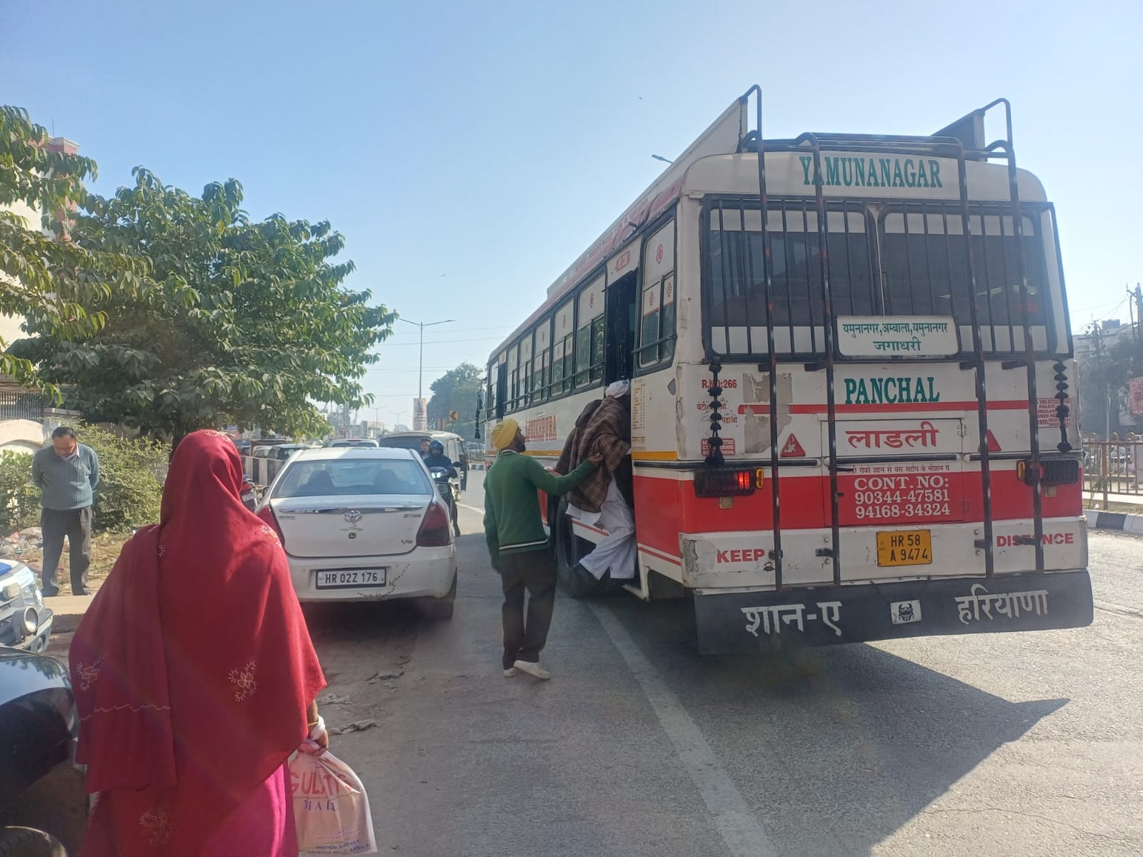 अंबाला छावनी नागरिक अस्पताल के गेट पर खड़ी प्राइवेट बस में सवार होते यात्री। संवाद