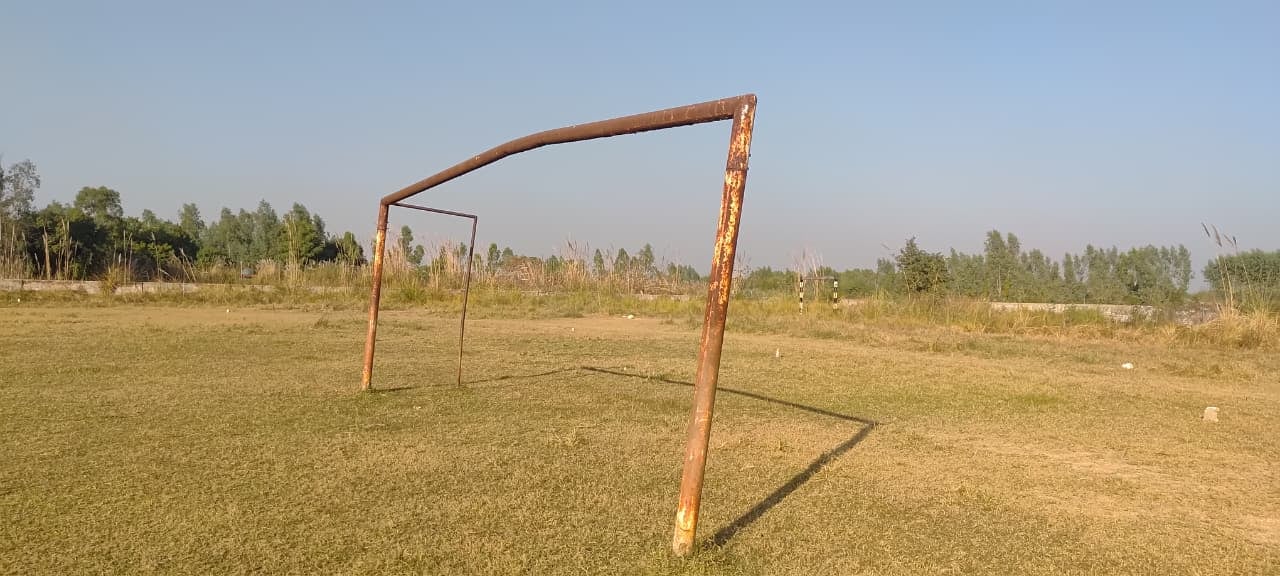 अंबाला के ब्लॉक-1 के मोहड़ा राजीव गांधी खेल परिसर में जंग लगा फुटबॉल का पोल व नेट भी गायब, पास 