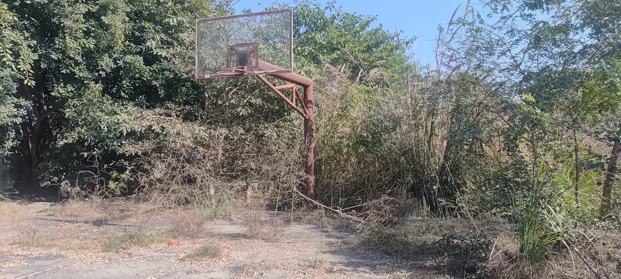 अंबाला के ब्लॉक-1 के मोहड़ा राजीव गांधी खेल परिसर में जंग लगा फुटबॉल का पोल व नेट भी गायब, पास 
