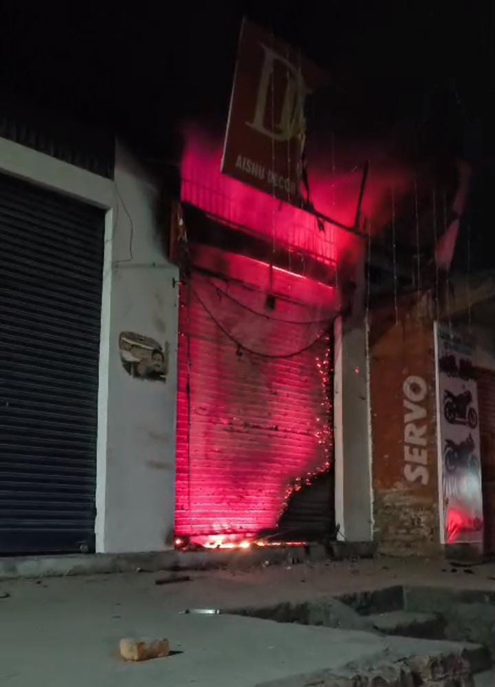 भांबला में दुकान में भड़की आग। स्त्रोत: जागरूक पाठक भांबला में दुकान में भड़की आग। स्त्रोत: जागरूक पाठक