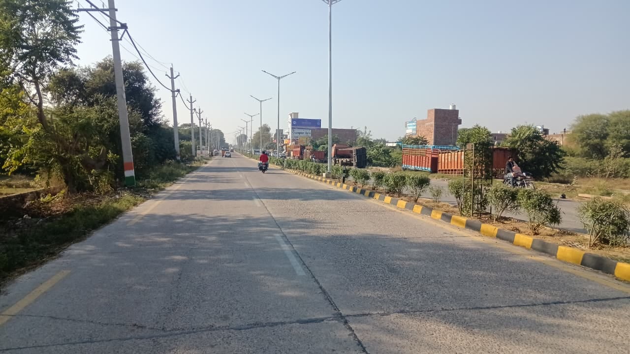 भोडिया खेड़ा नहर के भट्टू रोड यहां धुंधली हो चुकी है पीली पट्टियां। संवाद भोडिया खेड़ा नहर के भट्टू रोड यहां धुंधली हो चुकी है पीली पट्टियां। संवाद