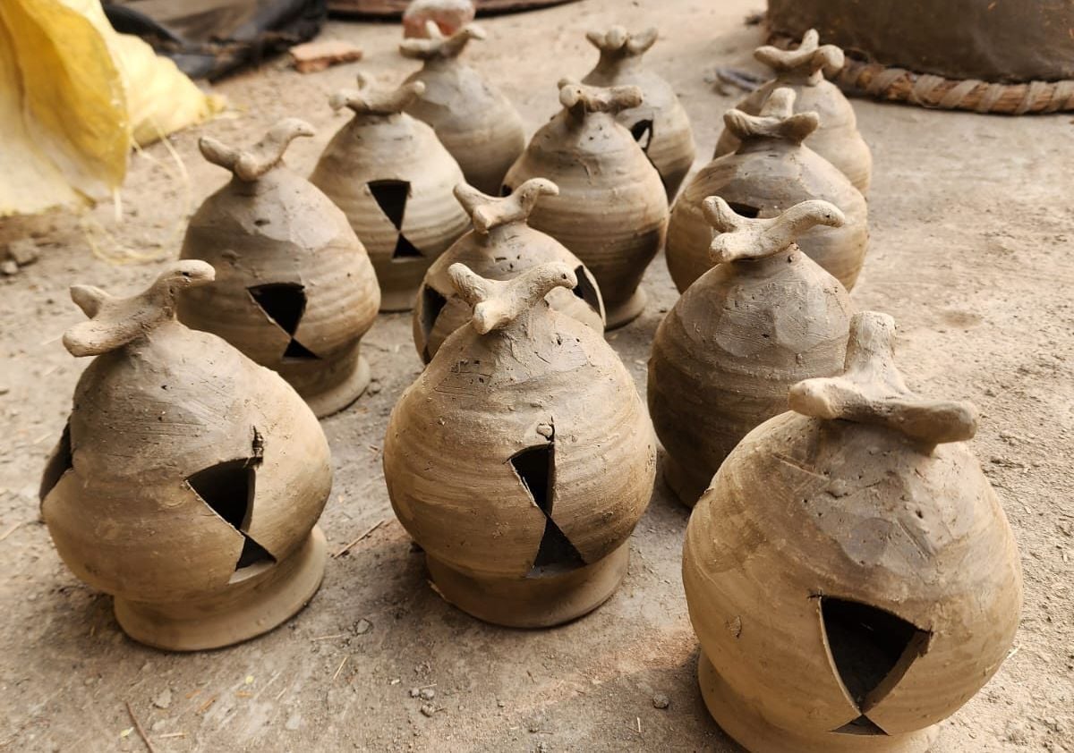 बाजार में रखे मिट्टी के बर्तन। संवाद