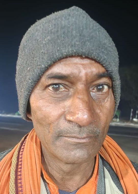 बाजार में रखे मिट्टी के बर्तन। संवाद