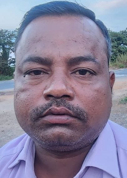 बाजार में रखे मिट्टी के बर्तन। संवाद