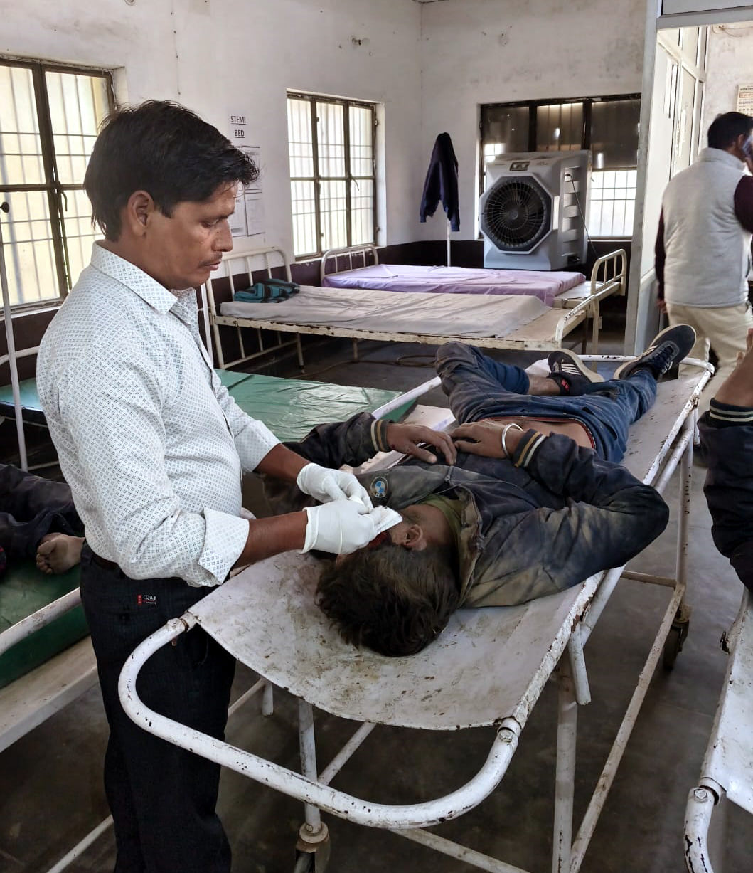बिल्सी सीएचसी में इलाज कराते घायल दीवान, तारिक। संवाद