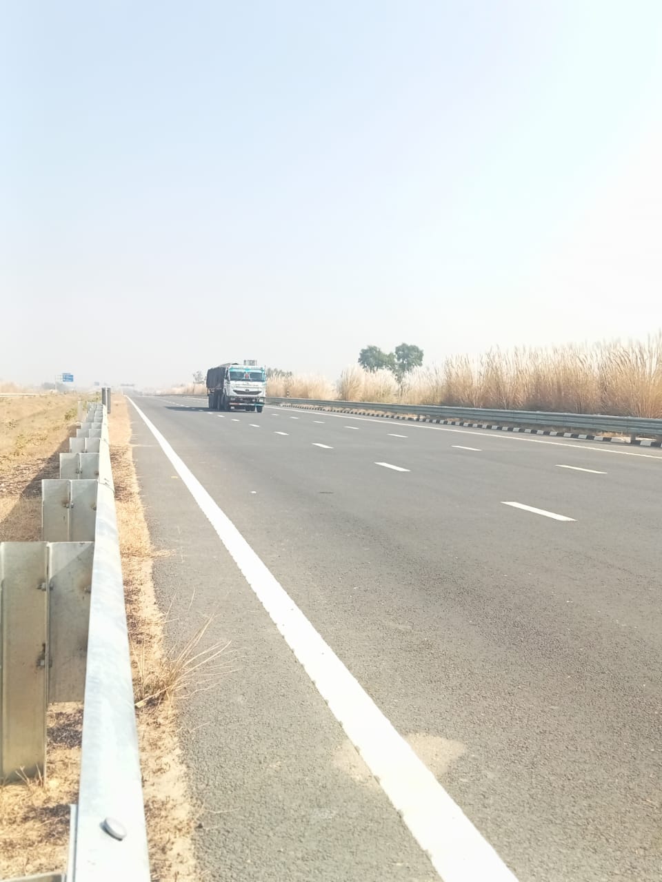 बिनावर के पास निर्माणधीन गंगा एक्स्प्रेस-वे पर फराटा भरते वाहन। संवाद