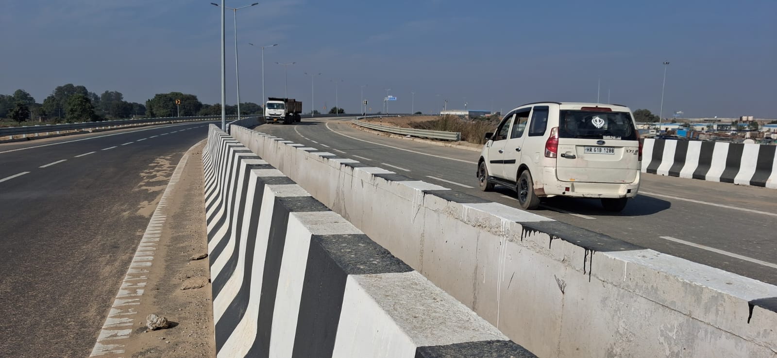 बिनावर के पास निर्माणधीन गंगा एक्स्प्रेस-वे पर फराटा भरते वाहन। संवाद