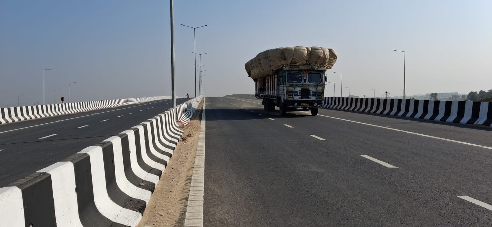 बिनावर के पास निर्माणधीन गंगा एक्स्प्रेस-वे पर फराटा भरते वाहन। संवाद