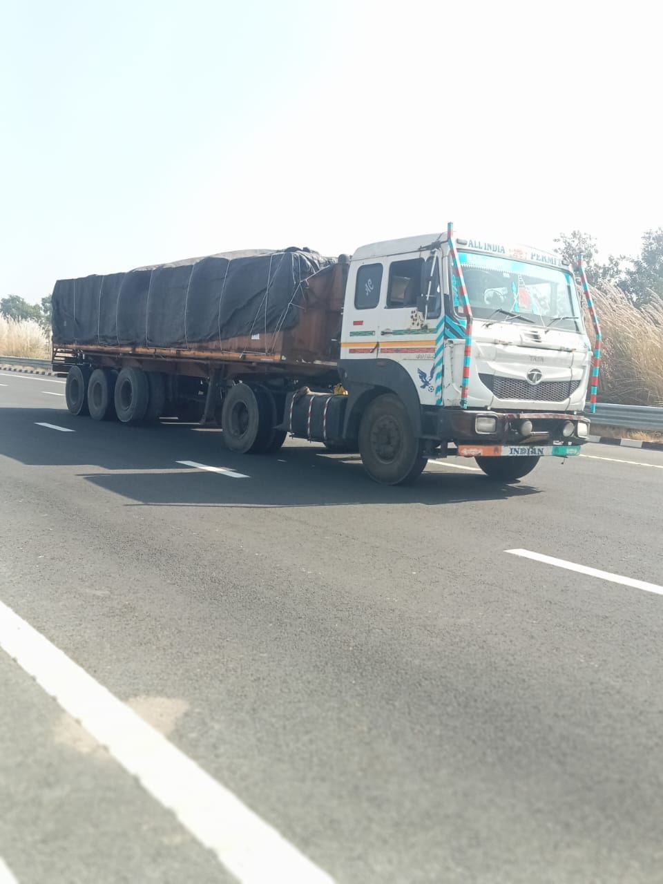 बिनावर के पास निर्माणधीन गंगा एक्स्प्रेस-वे पर फराटा भरते वाहन। संवाद