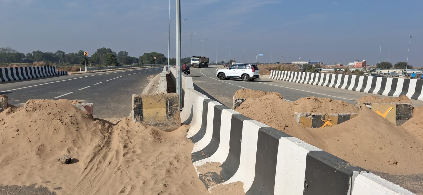 बिनावर के पास निर्माणधीन गंगा एक्स्प्रेस-वे पर फराटा भरते वाहन। संवाद