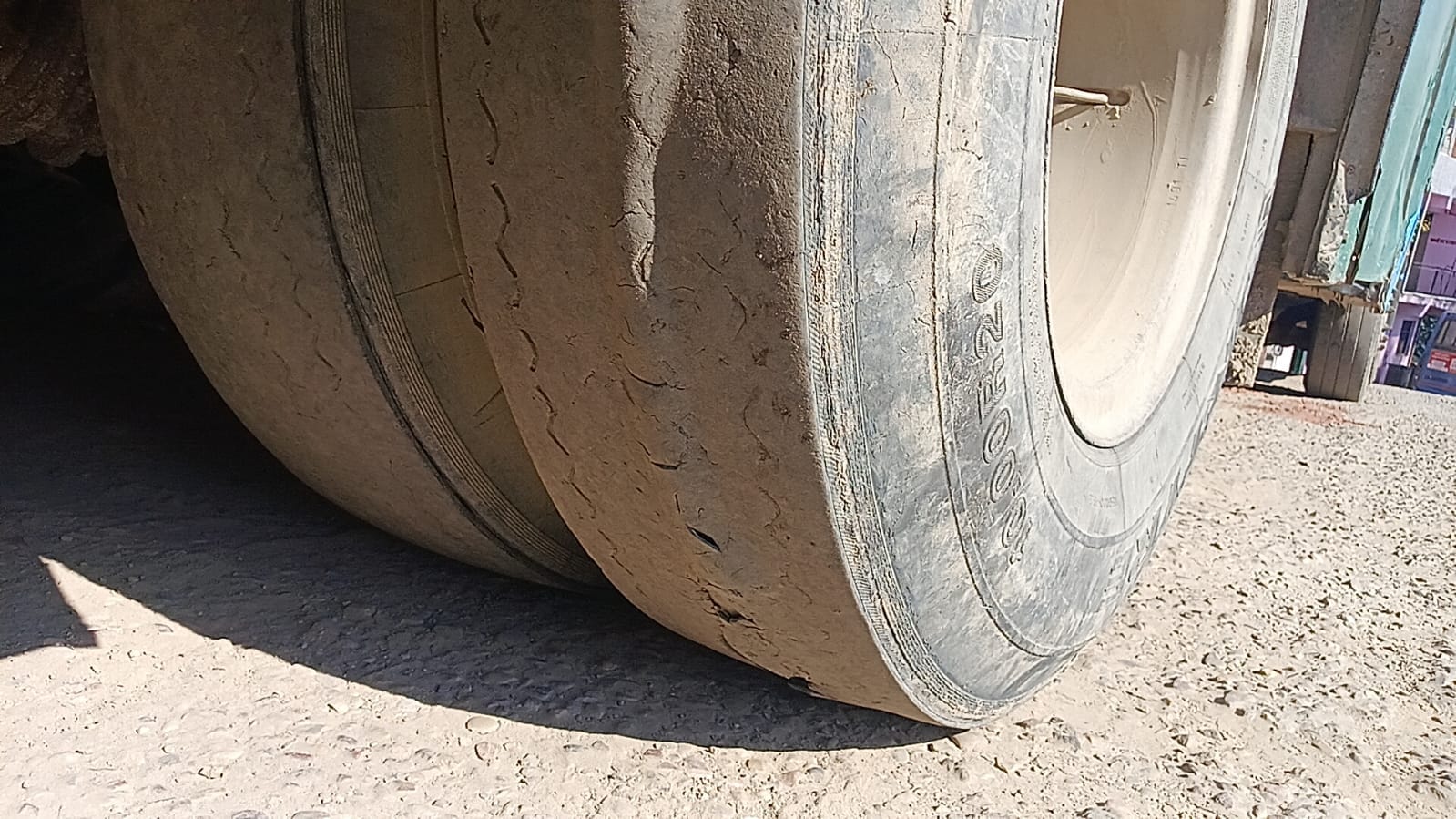 बस अड्डा हमीरपुर में खड़ी बस के क्षतिग्रस्त फ्रंट शीशे पर लगी टेप। संवाद