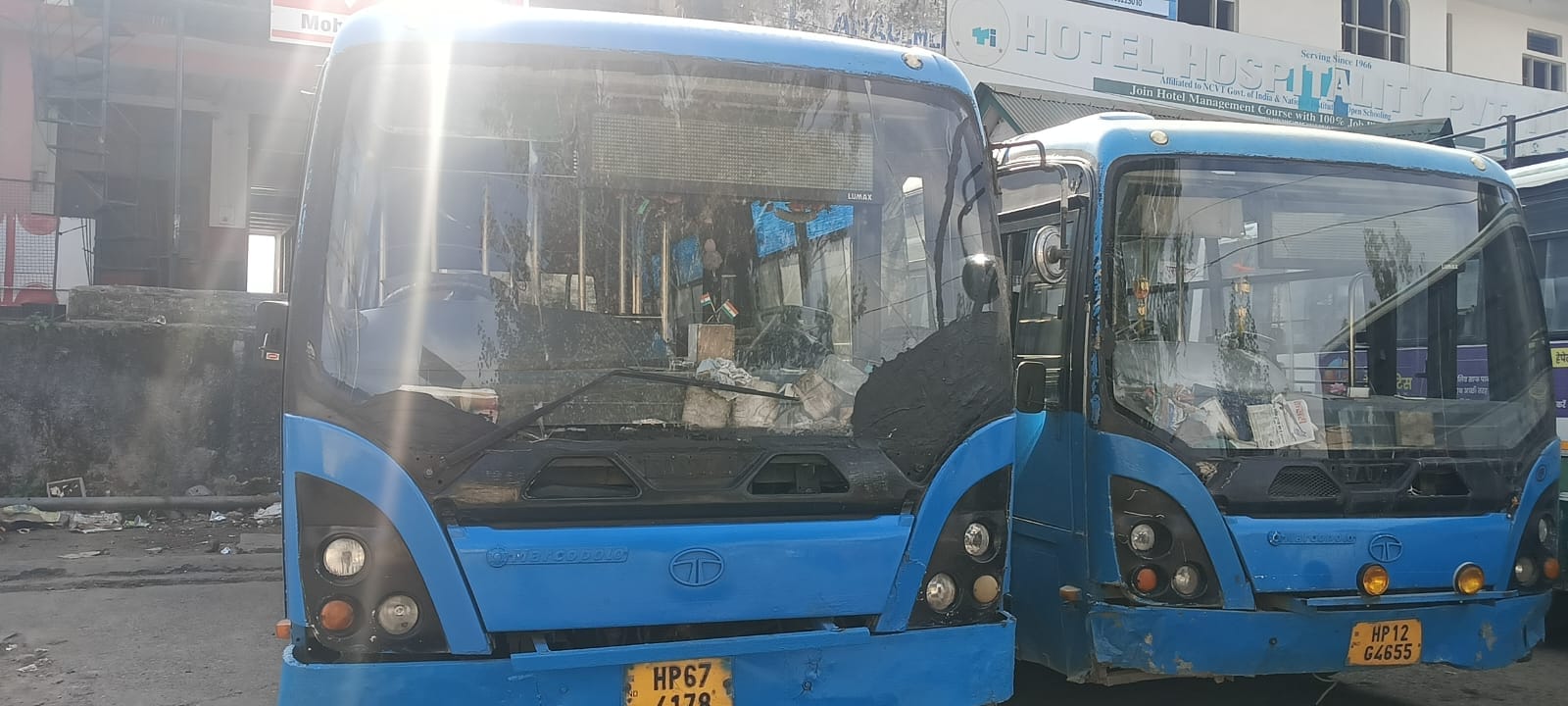 बस अड्डा हमीरपुर में खड़ी बस के क्षतिग्रस्त फ्रंट शीशे पर लगी टेप। संवाद