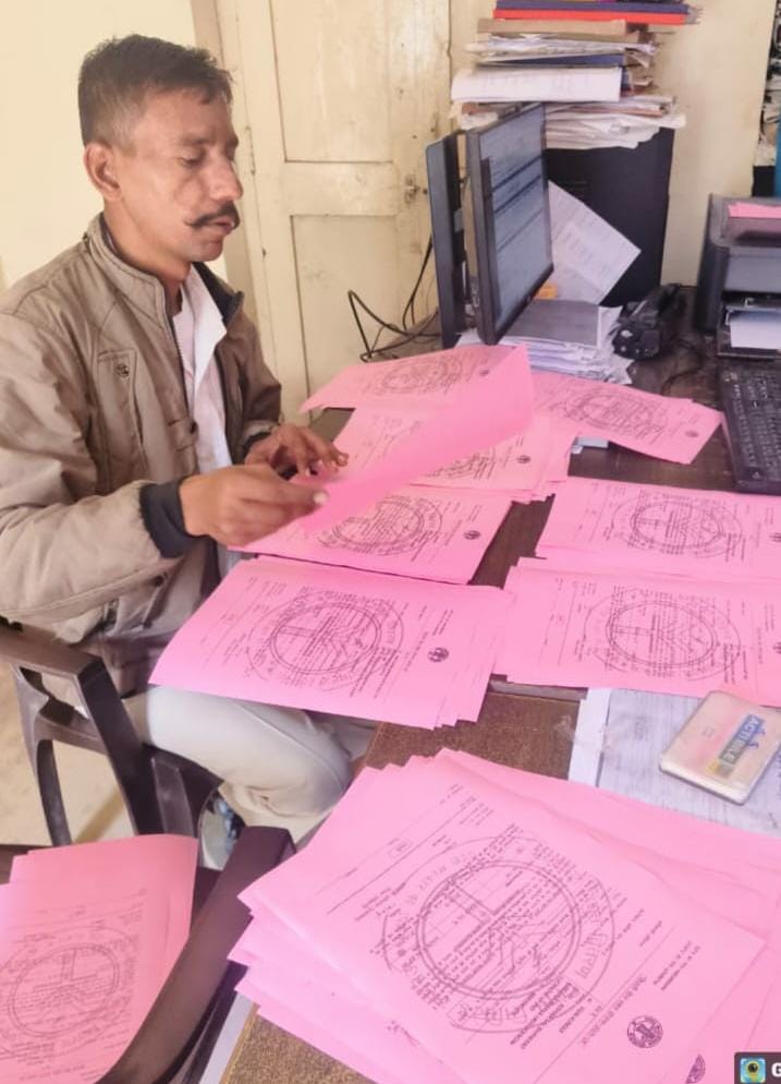 बैठक करते अधिकारी और नोटिस तैयार करता कर्मचारी। बैठक करते अधिकारी और नोटिस तैयार करता कर्मचारी।