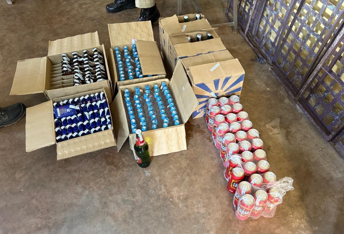 बियर की 200 पेटी के साथ पुलिस गिरफ्त में आरोपी देवेंद्र व नदीम। बियर की 200 पेटी के साथ पुलिस गिरफ्त में आरोपी देवेंद्र व नदीम।