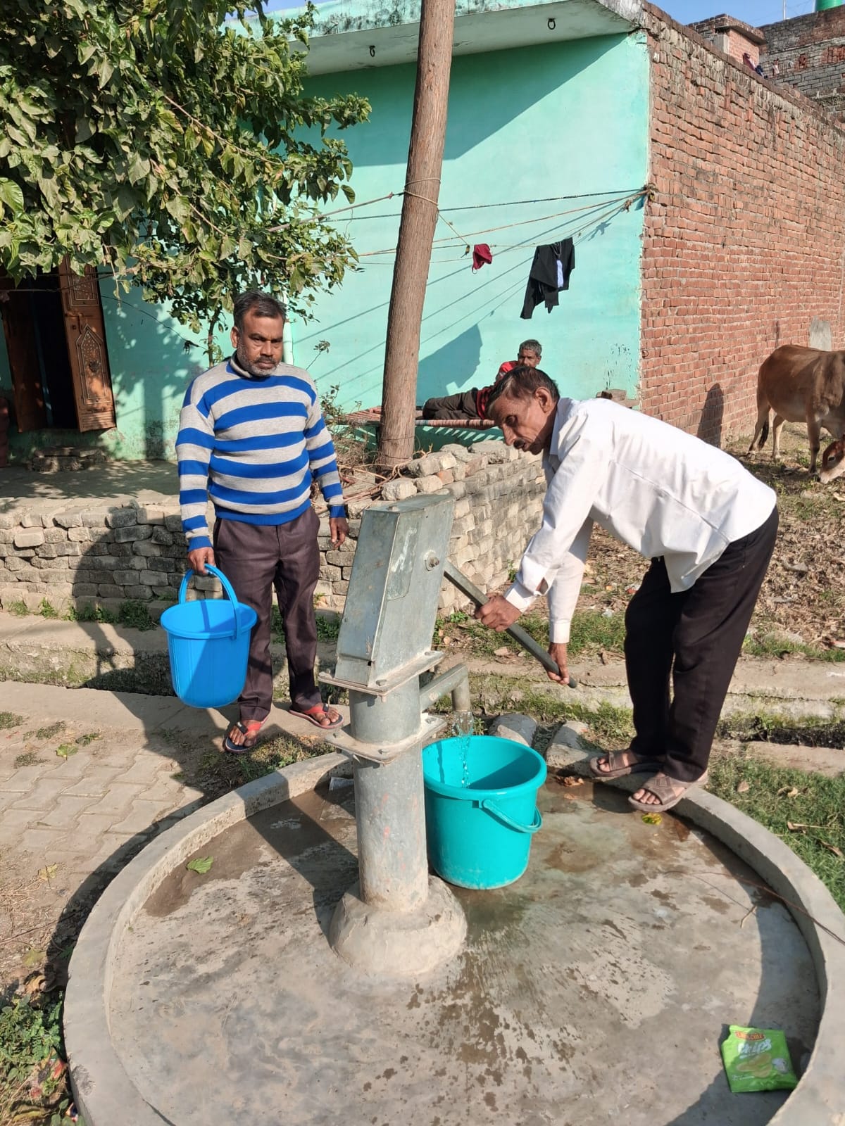 चित्रांश नगर में टैंकर से पानी भरते लोग। स्रोत- स्थानीय निवासी