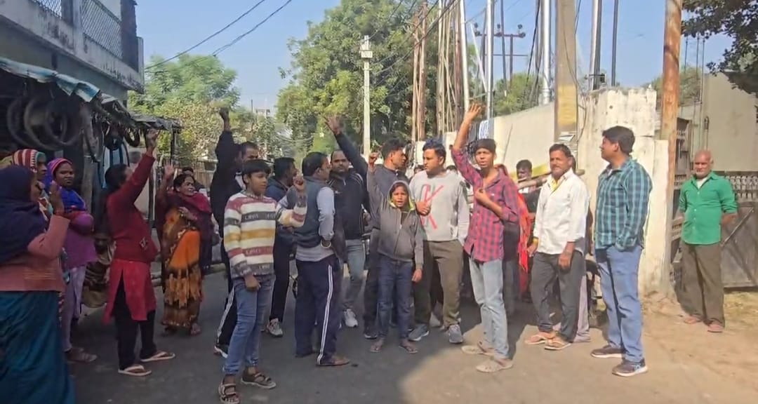 छत पर खेल रहा मासूम हाईटेंशन लाइन की चपेट में आया, दाहिना हाथ काटना पड़ा छत पर खेल रहा मासूम हाईटेंशन लाइन की चपेट में आया, दाहिना हाथ काटना पड़ा