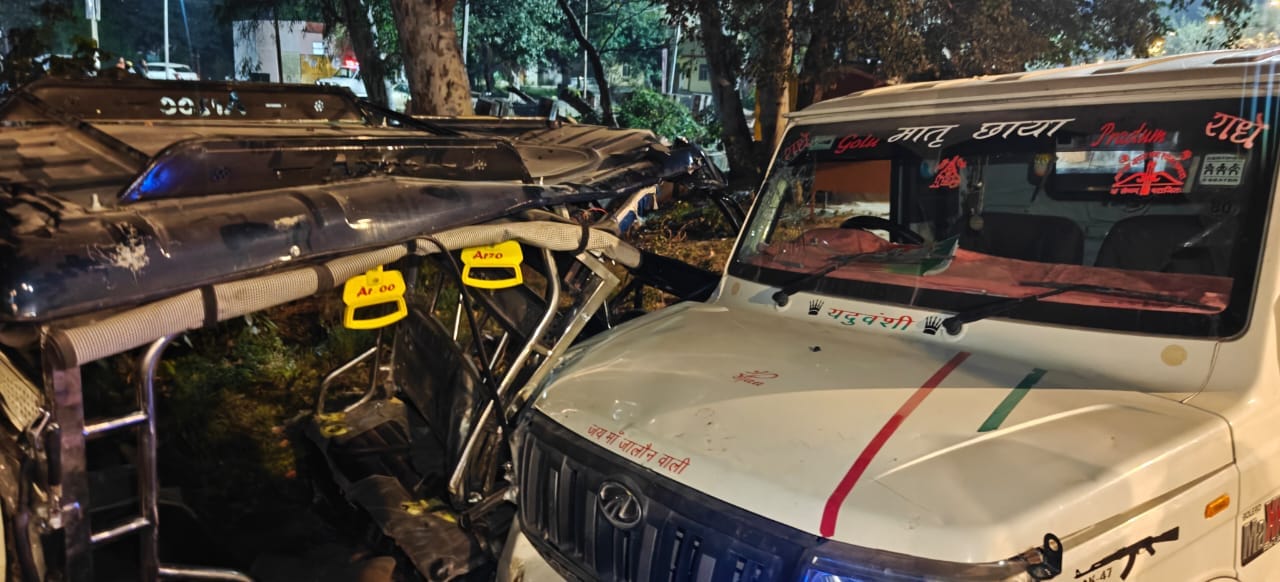 फोटो- 01 कोंच सीएचसी से घायलों को एम्बुलेंस से मेडिकल कॉलेज ले जाते। संवाद फोटो- 01 कोंच सीएचसी से घायलों को एम्बुलेंस से मेडिकल कॉलेज ले जाते। संवाद