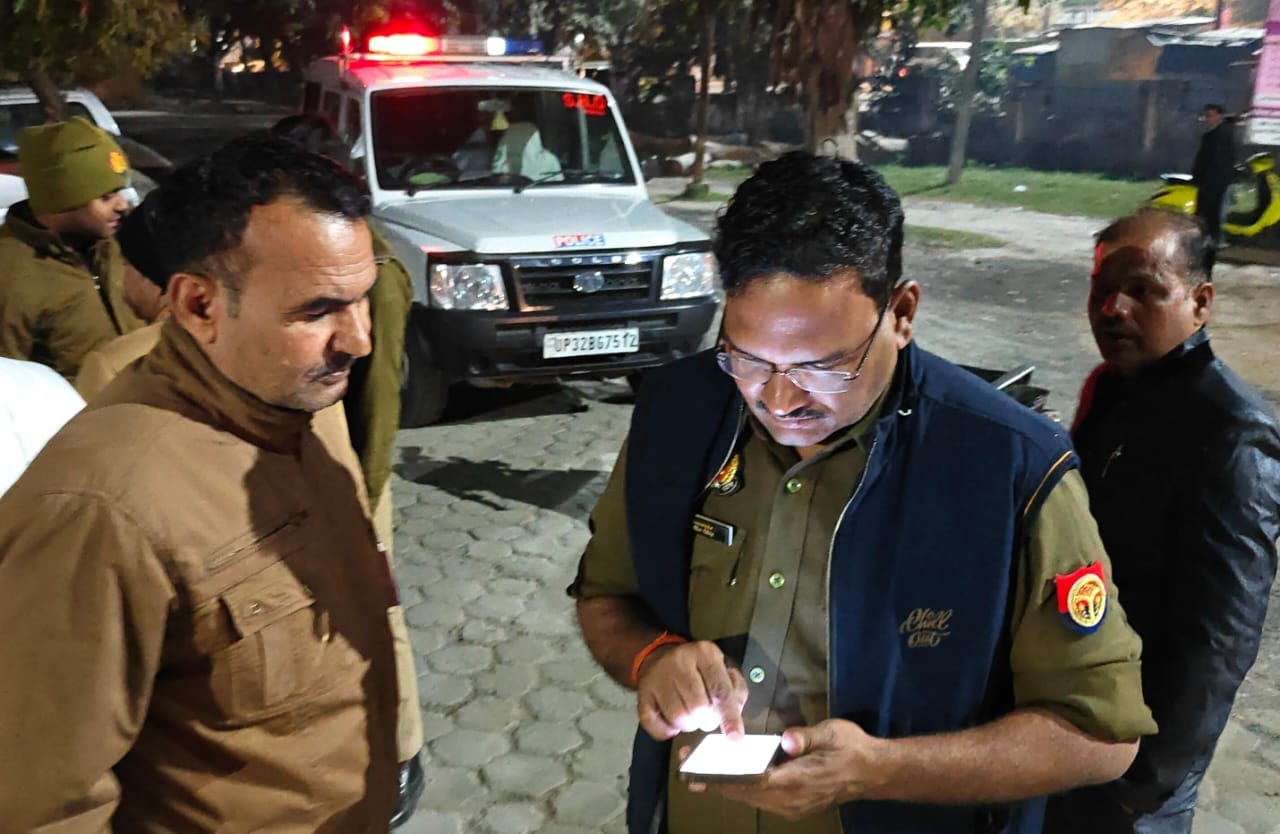 फोटो- 01 कोंच सीएचसी से घायलों को एम्बुलेंस से मेडिकल कॉलेज ले जाते। संवाद फोटो- 01 कोंच सीएचसी से घायलों को एम्बुलेंस से मेडिकल कॉलेज ले जाते। संवाद