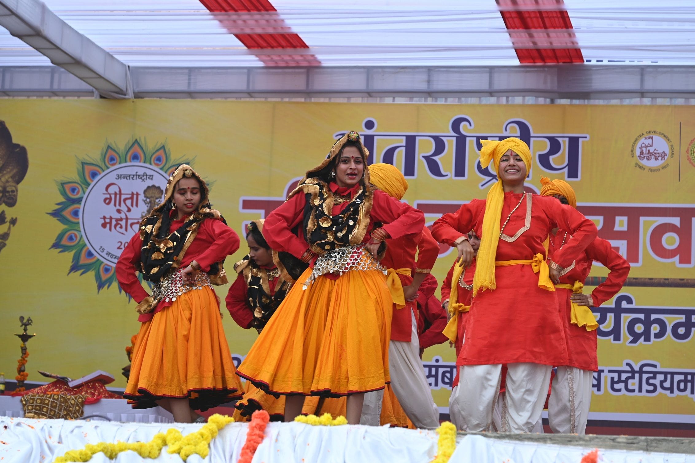 फोटो 21: देखो मेरी कैसी पायल... सोनीपत के सुभाष स्टेडियम में आयोजित जिला स्तरीय गीता जयंती समा