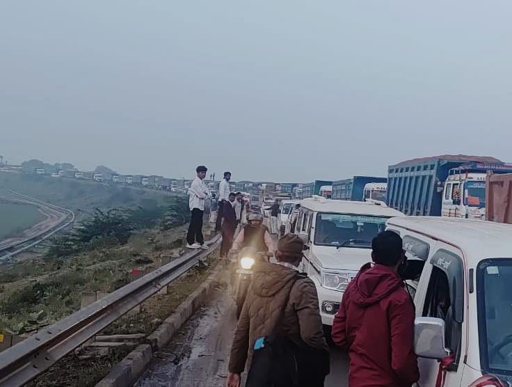 फोटो 30एचएएमपी 27- रविवार सुबह नौ बजे जाम में लगी वाहनों की कतार। संवाद