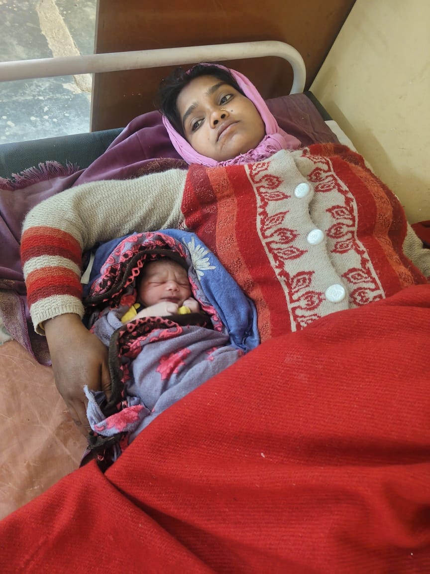 फोटो 30एचएएमपी 27- रविवार सुबह नौ बजे जाम में लगी वाहनों की कतार। संवाद
