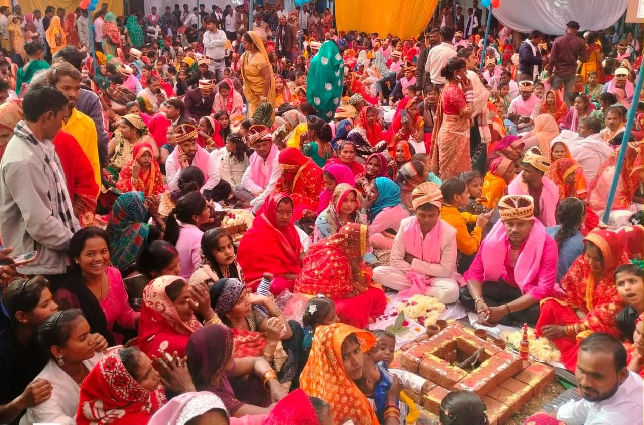 फोटो-34-बीघापुर विकासखंड परिसर में बैठे जोड़े। संवाद