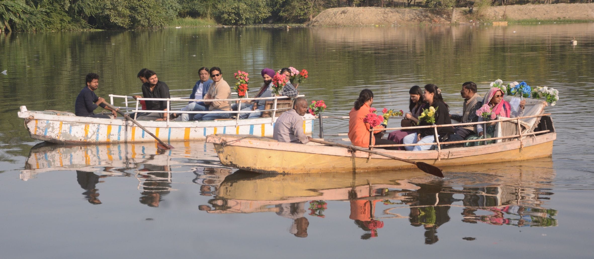 गोमती नदी में नौकायन करते लोग। गोमती नदी में नौकायन करते लोग।