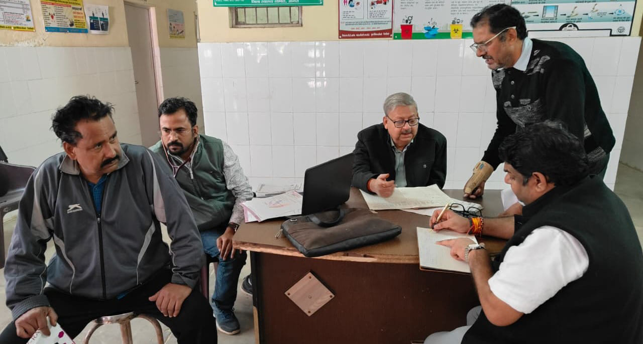 होलीपुरा के प्राथमिक स्वास्थ्य केन्द्र का निरीक्षण करते सीएमओ डॉ. अरुण श्रीवास्तव होलीपुरा के प्राथमिक स्वास्थ्य केन्द्र का निरीक्षण करते सीएमओ डॉ. अरुण श्रीवास्तव