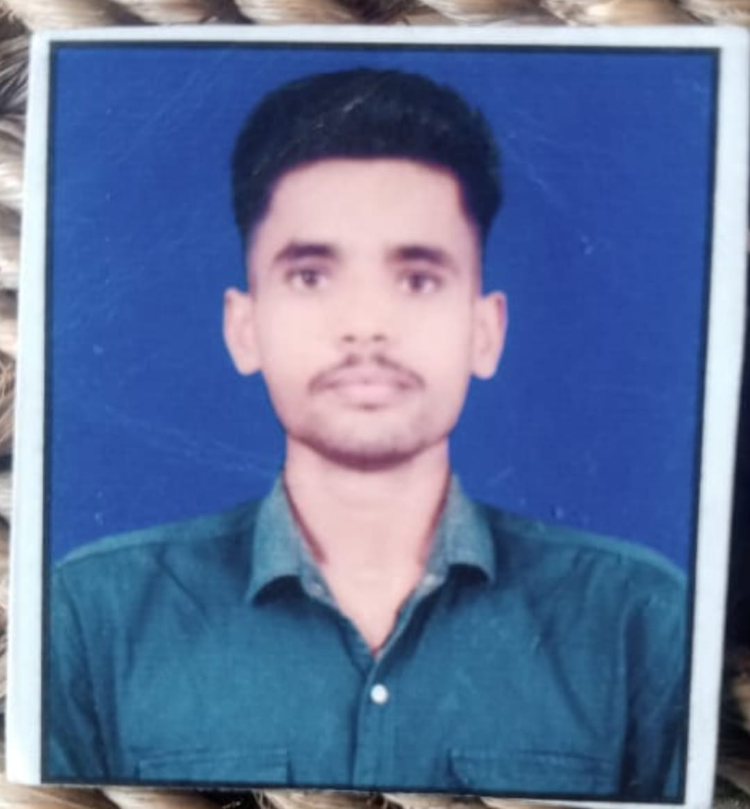 जलीलपुर क्षेत्र के गांव जमालुद्दीनपुर में युवक युवती की आत्महत्या के बाद युवक के घर विलाप करते 